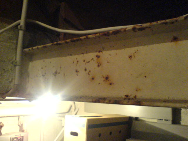 Korrodierter Stahlträger über Kellerdecke in Folge Feuchteeintrag, Baujahr 1930