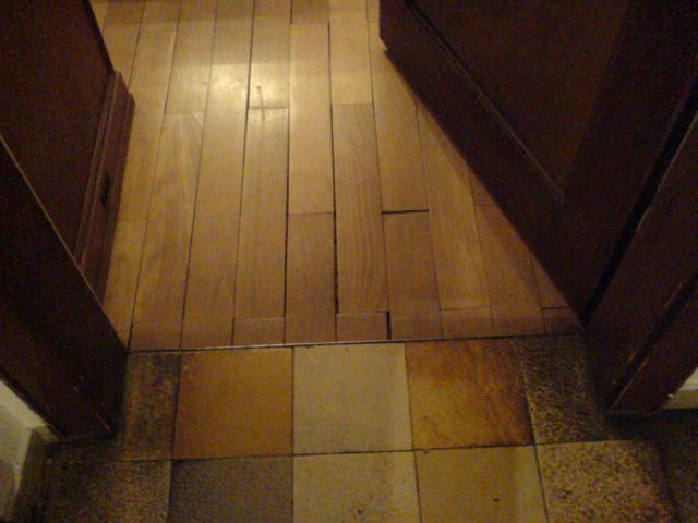 Offene Fugen im Parkett, Ausgasen von maroden Baustoffen und fehlender Abdichtung, Baujahr 1930