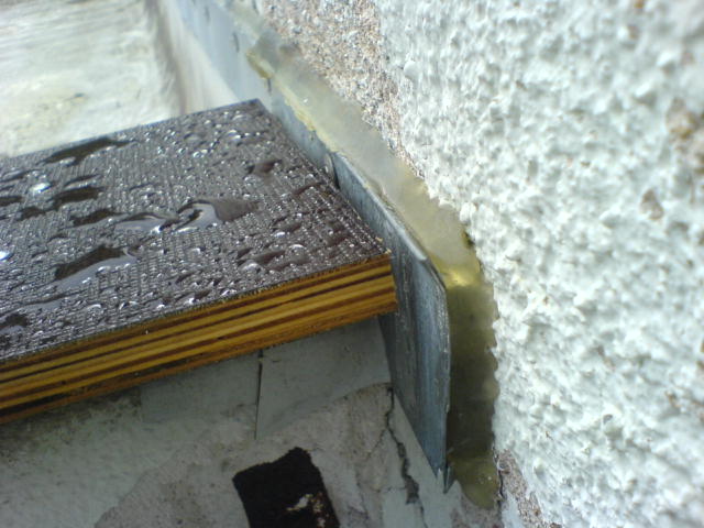 Mangelhafter Fassadenanschluss, Abdichtung an Terrassenanbau, ohne Funktion