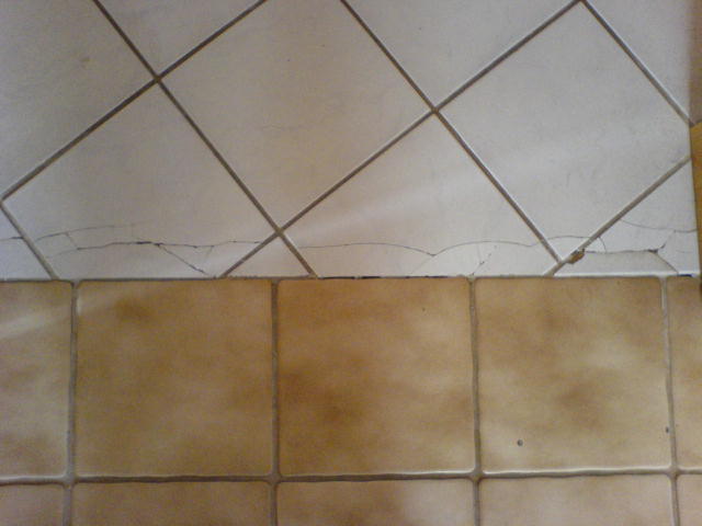 Gebrochene Bodenfliesen, Spannungsrisse