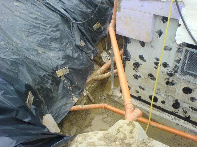 Stehendes Wasser in der Baugrube, Baujahr 2013